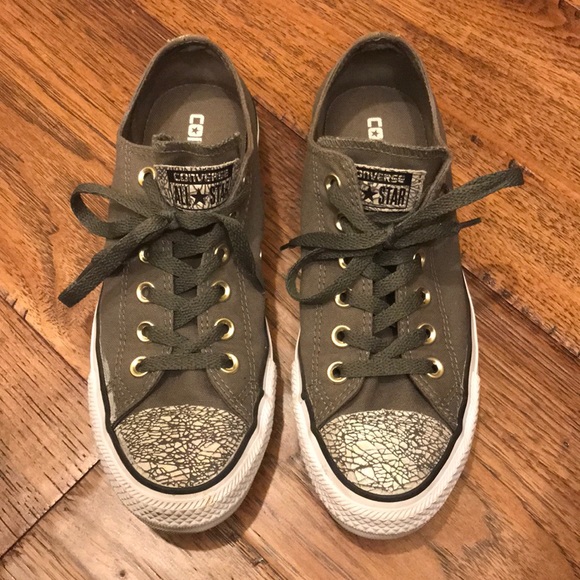 Converse Shoes - Converts Chuck Taylor All Star low top.